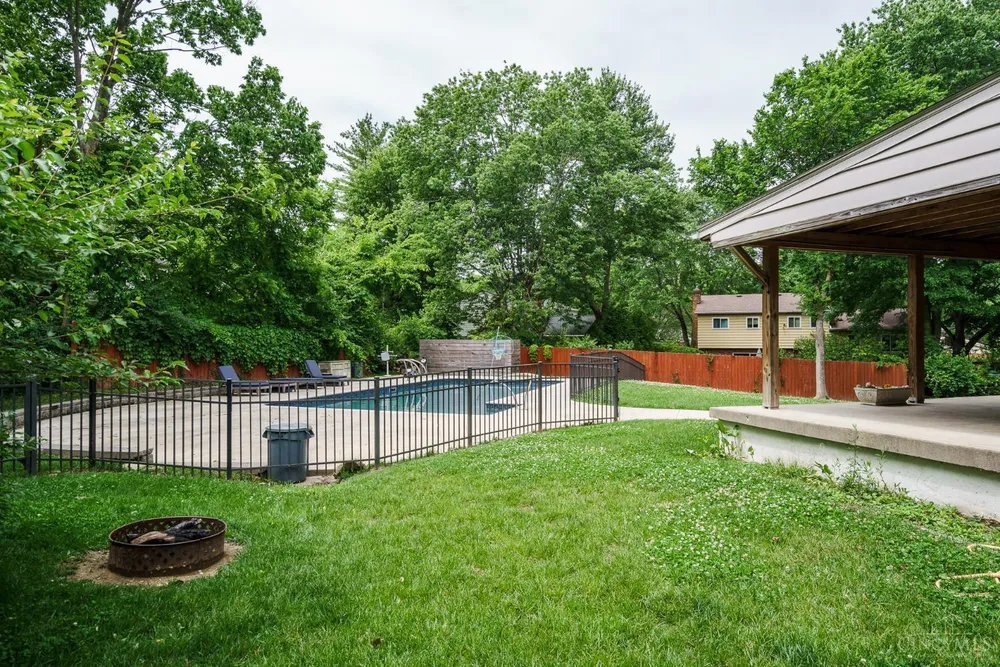1987 Fossway Ct, Cincinnati, OH 45230