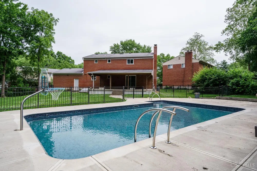 1987 Fossway Ct, Cincinnati, OH 45230