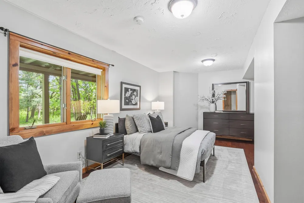 2050 Oakwood Ridge, Chanhassen, MN 55317