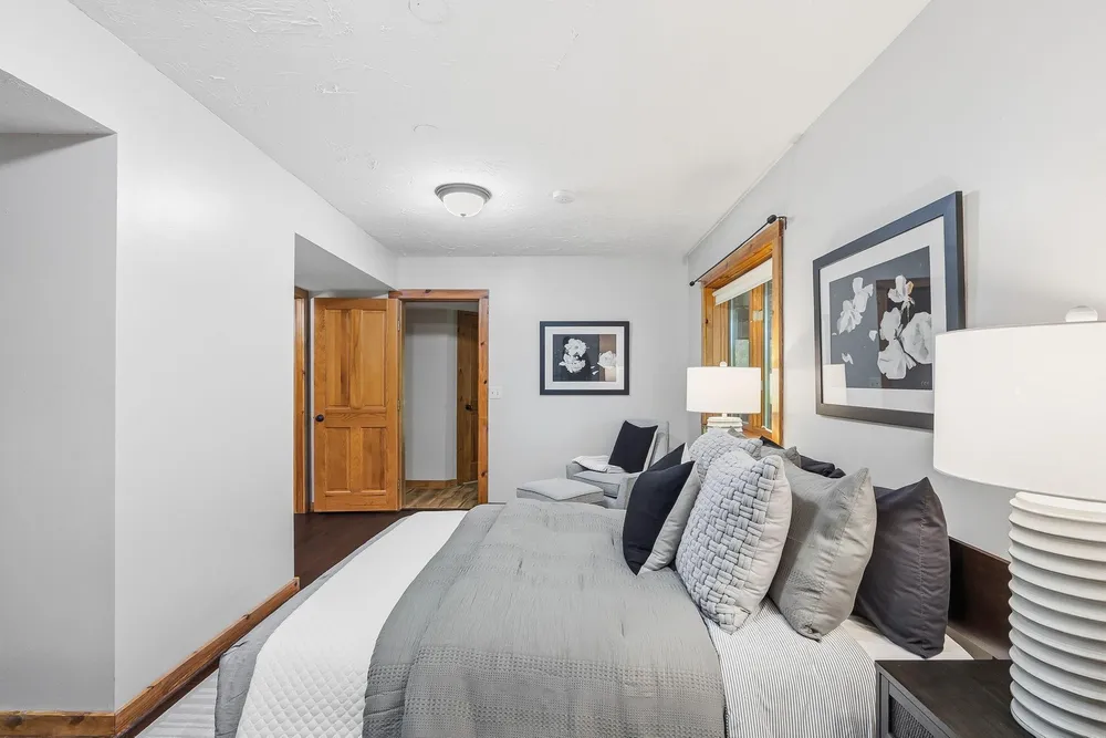 2050 Oakwood Ridge, Chanhassen, MN 55317