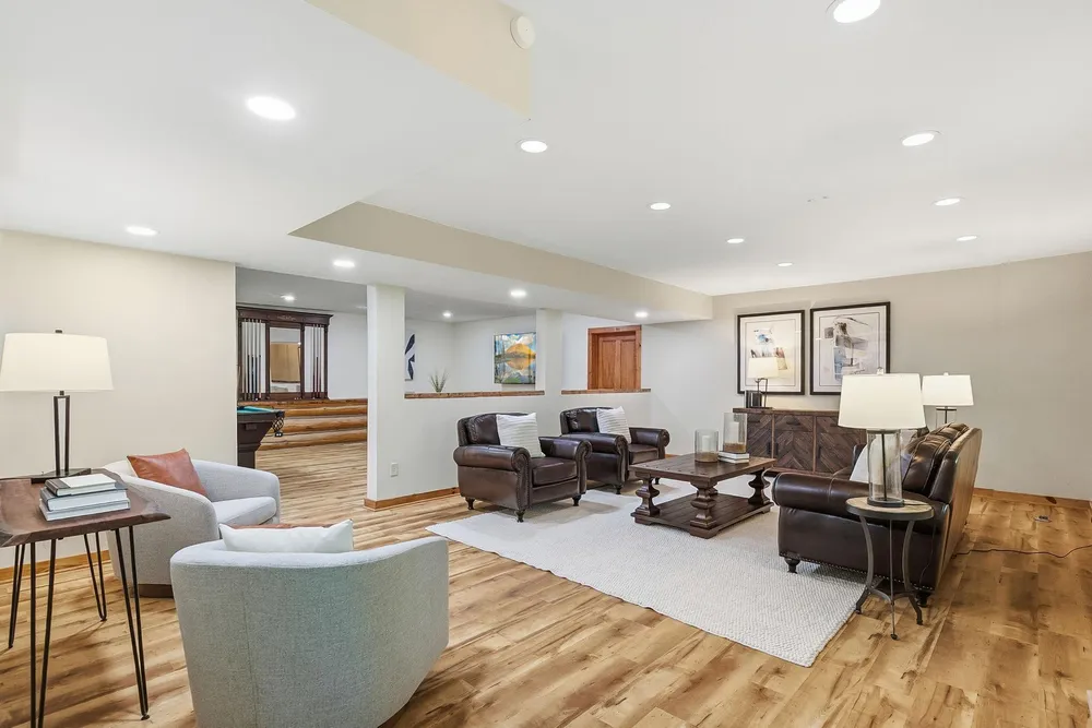 2050 Oakwood Ridge, Chanhassen, MN 55317