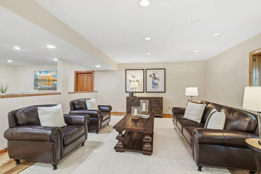 2050 Oakwood Ridge, Chanhassen, MN 55317