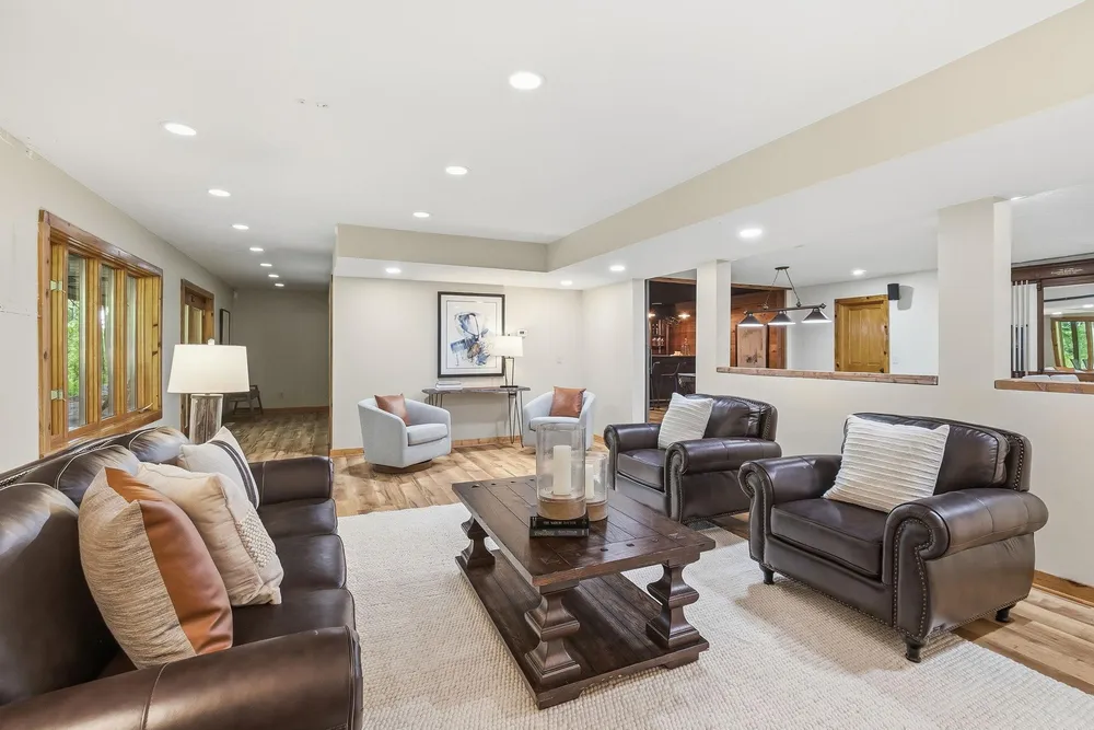 2050 Oakwood Ridge, Chanhassen, MN 55317