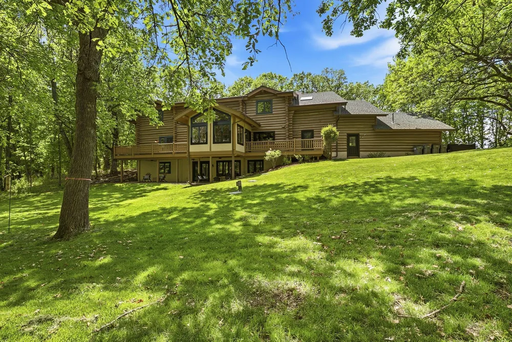 2050 Oakwood Ridge, Chanhassen, MN 55317
