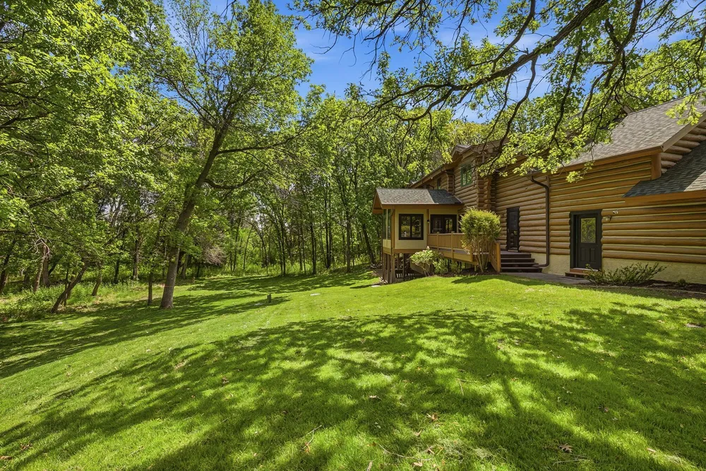2050 Oakwood Ridge, Chanhassen, MN 55317