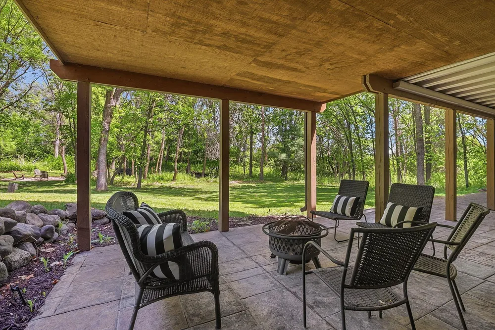 2050 Oakwood Ridge, Chanhassen, MN 55317