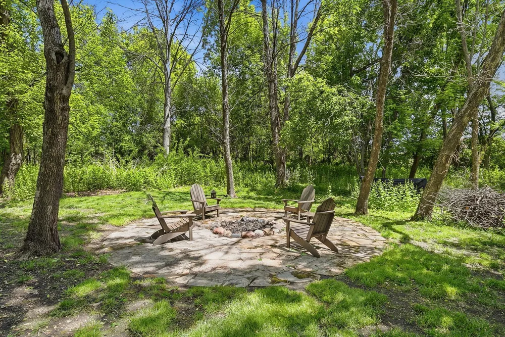2050 Oakwood Ridge, Chanhassen, MN 55317