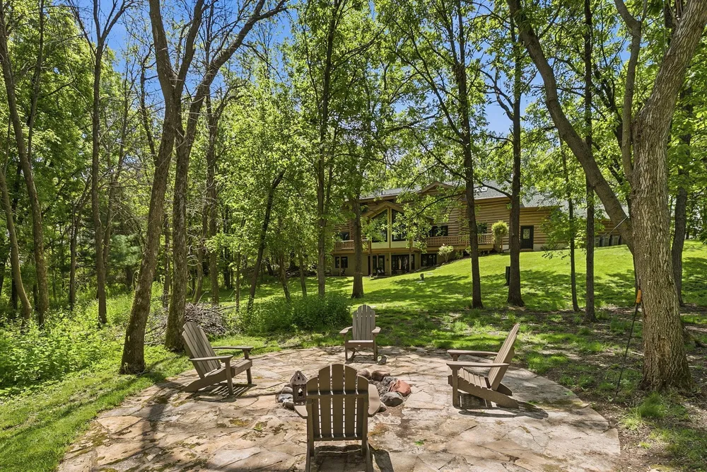 2050 Oakwood Ridge, Chanhassen, MN 55317