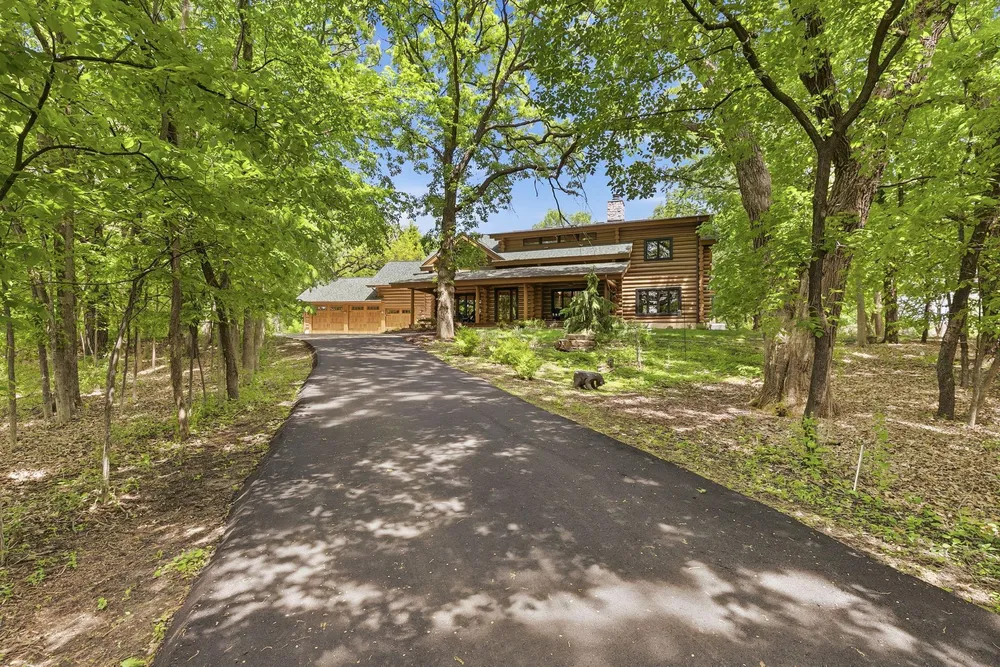 2050 Oakwood Ridge, Chanhassen, MN 55317