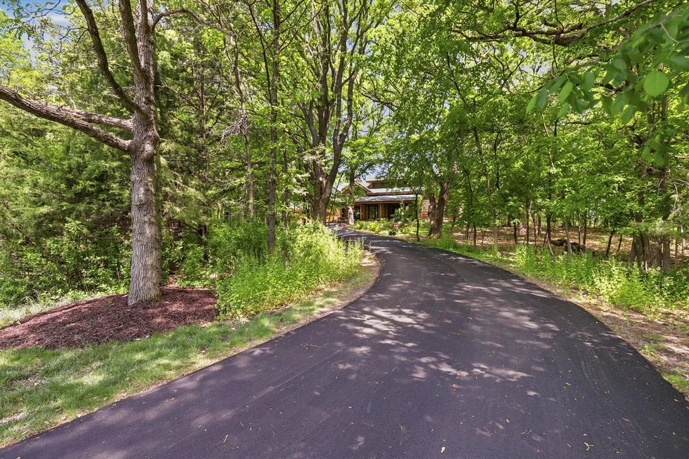 2050 Oakwood Ridge, Chanhassen, MN 55317