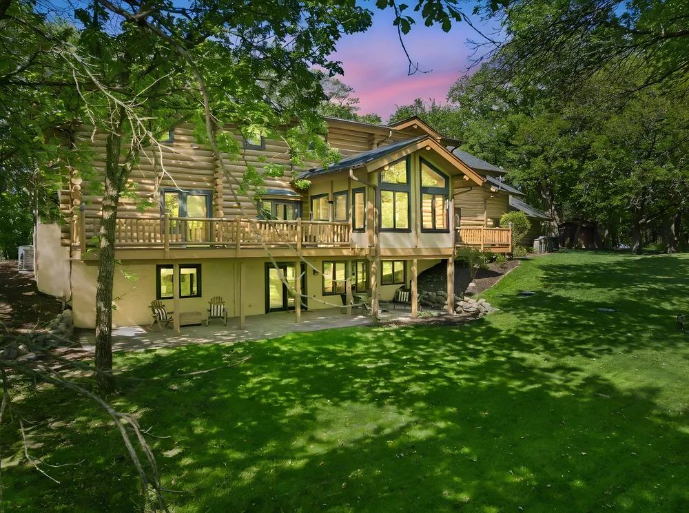 2050 Oakwood Ridge, Chanhassen, MN 55317
