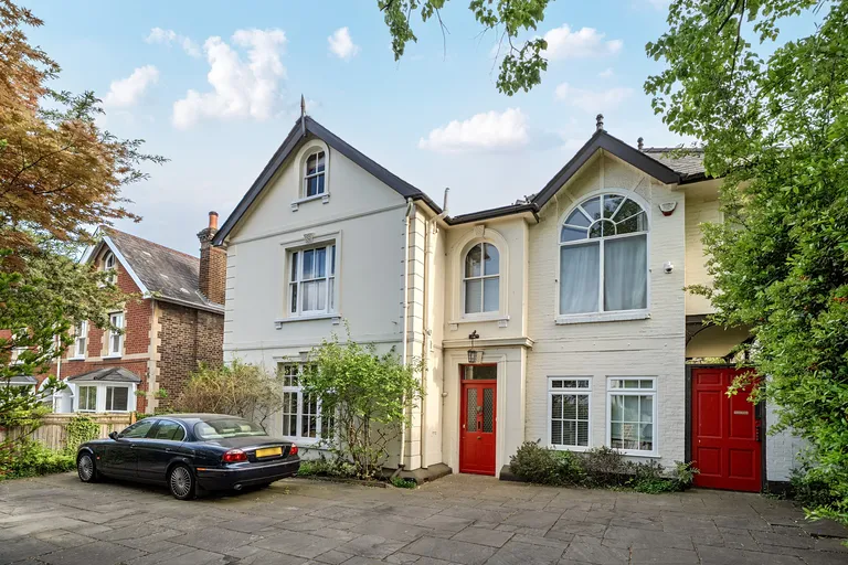Milbourne Lane, Esher, KT10