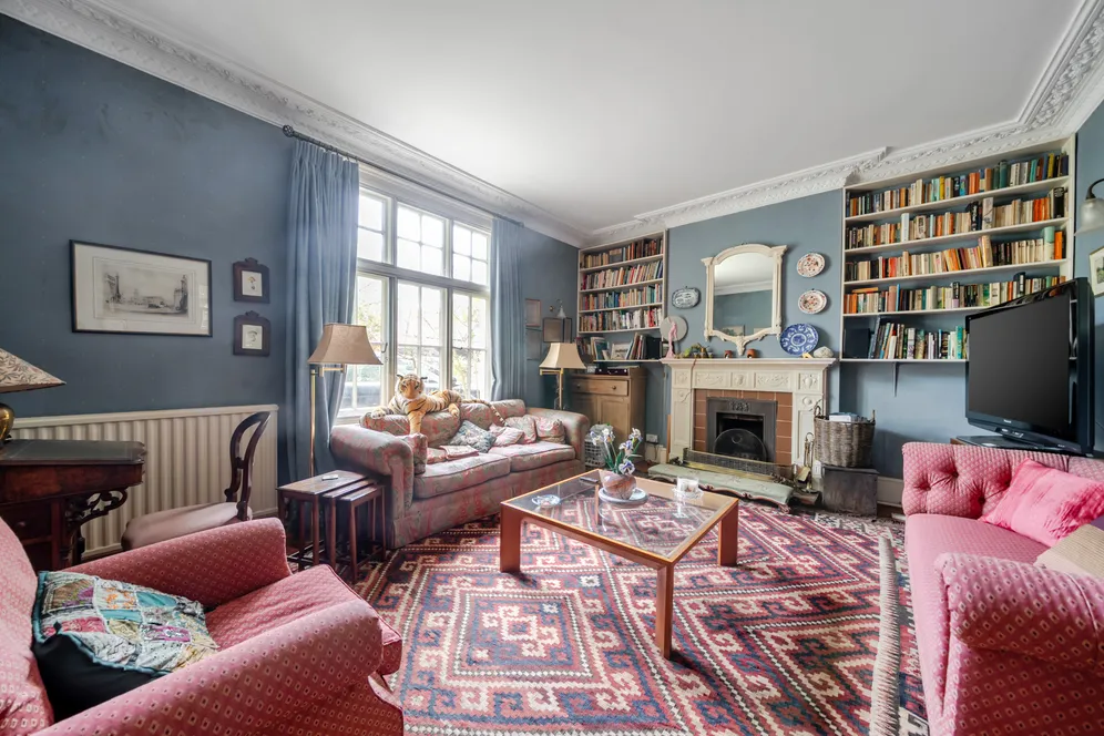 Milbourne Lane, Esher, KT10 photo 2