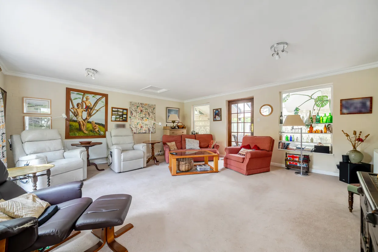 Milbourne Lane, Esher, KT10 photo 4