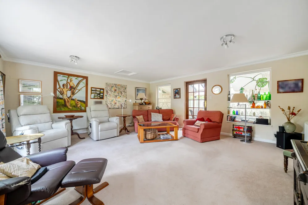 Milbourne Lane, Esher, KT10 photo 4