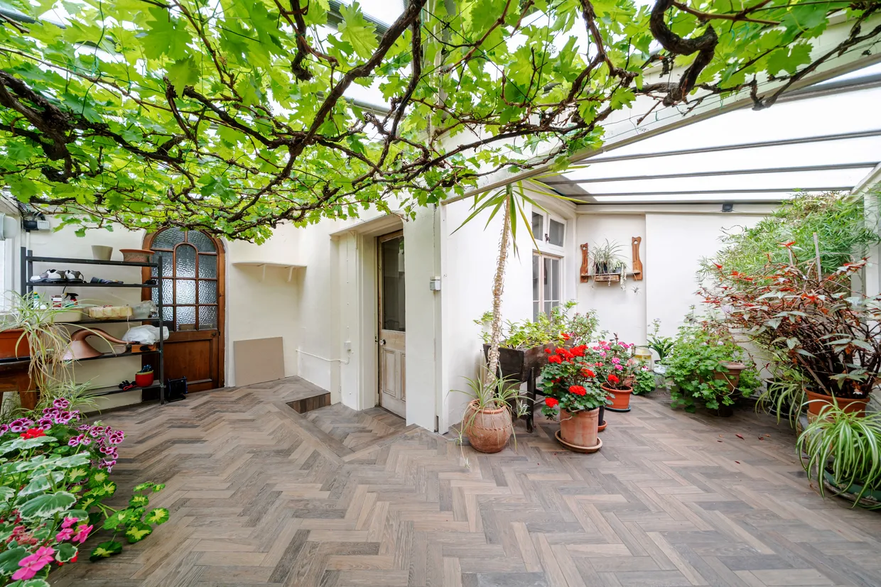Milbourne Lane, Esher, KT10 photo 8