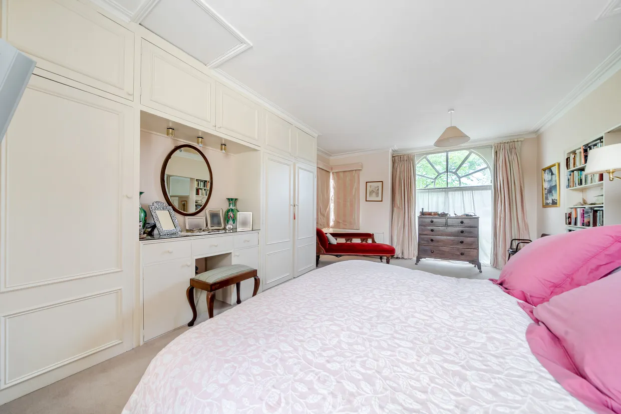 Milbourne Lane, Esher, KT10 photo 9