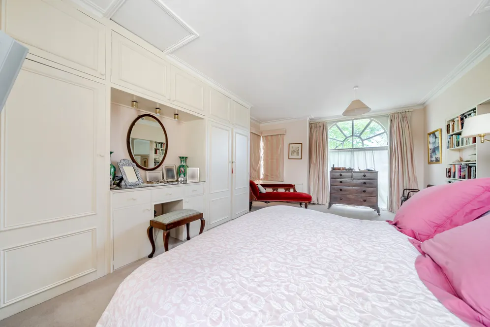 Milbourne Lane, Esher, KT10 photo 9