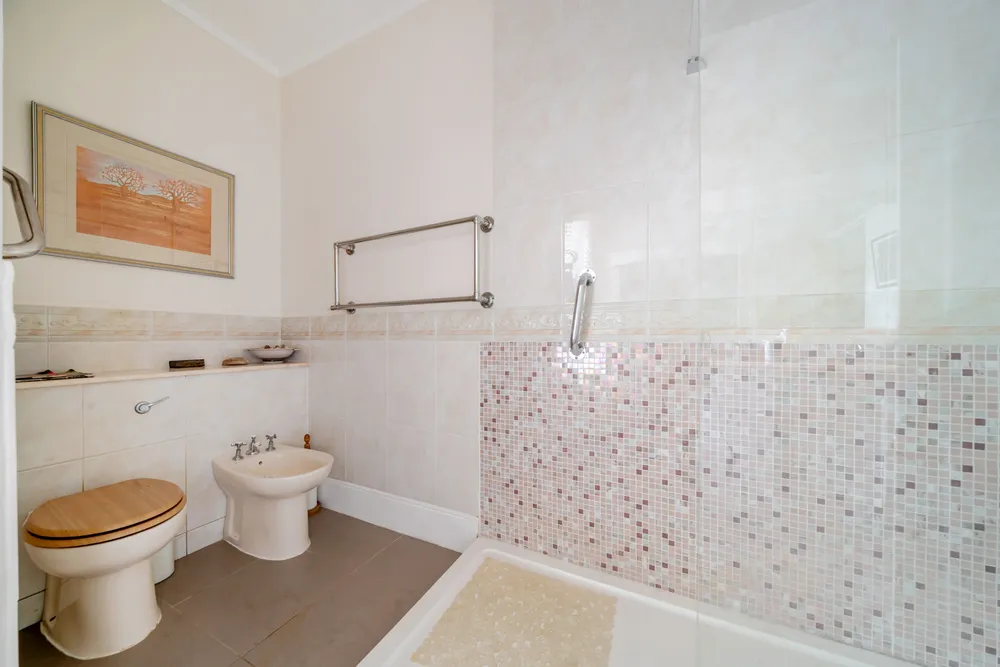 Milbourne Lane, Esher, KT10