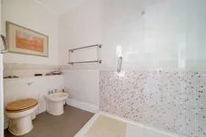 Milbourne Lane, Esher, KT10 photo 11