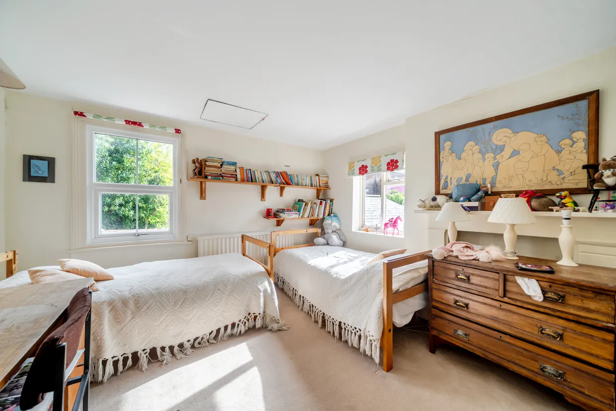 Milbourne Lane, Esher, KT10 photo 14