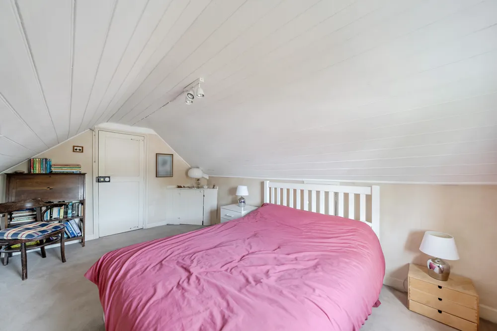 Milbourne Lane, Esher, KT10