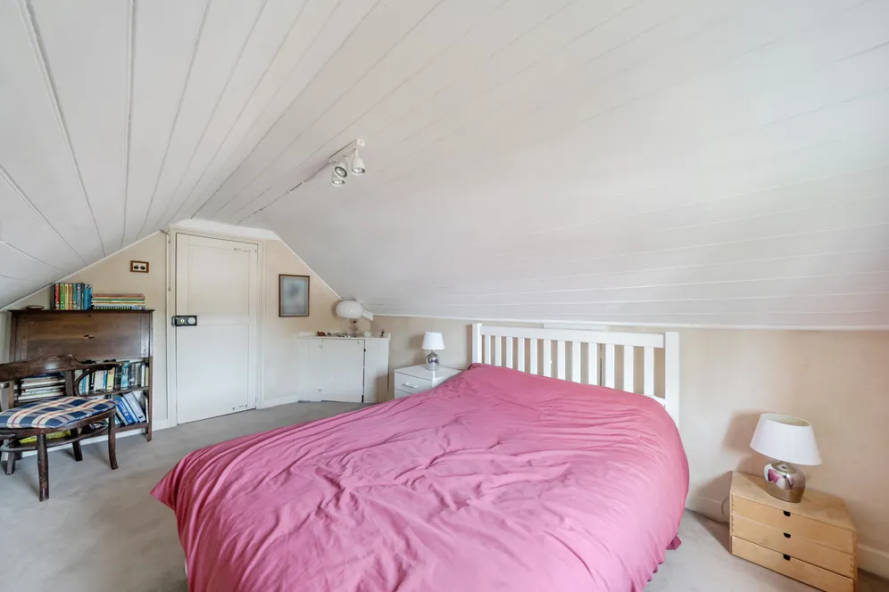 Milbourne Lane, Esher, KT10 photo 15