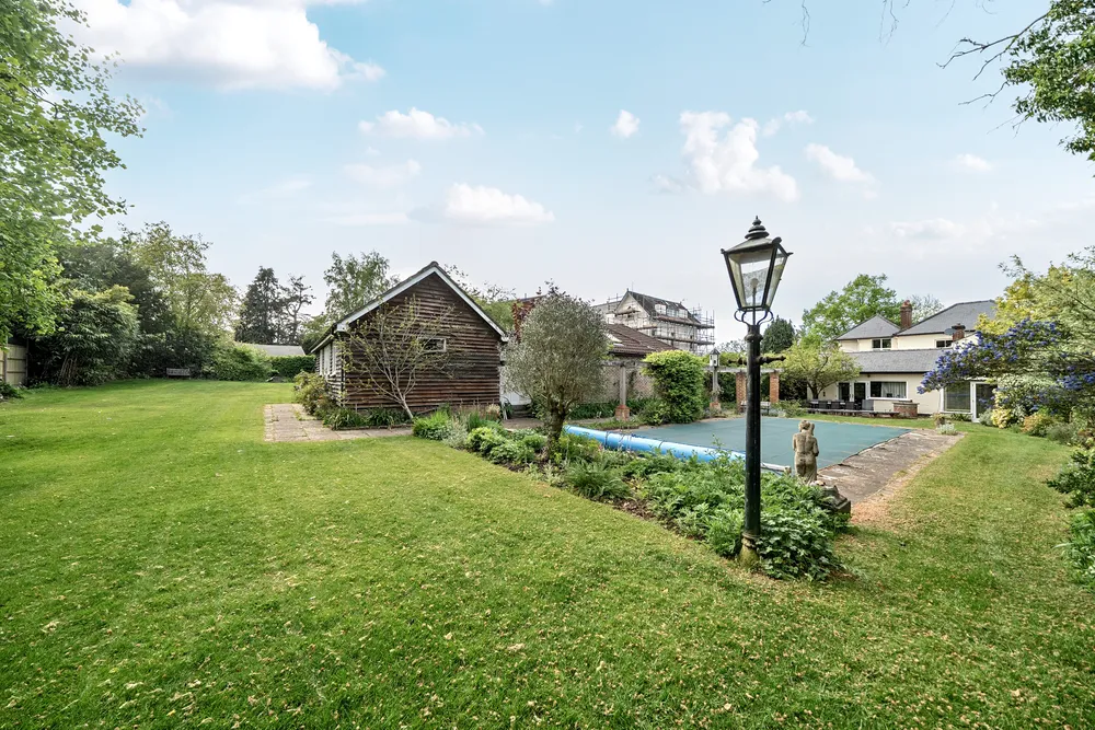 Milbourne Lane, Esher, KT10