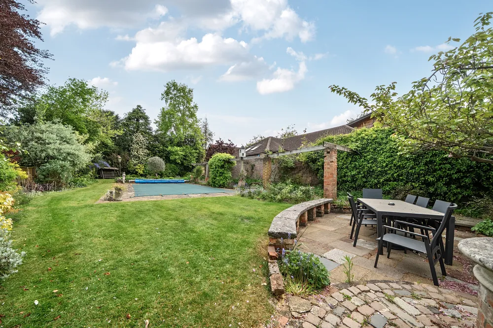 Milbourne Lane, Esher, KT10