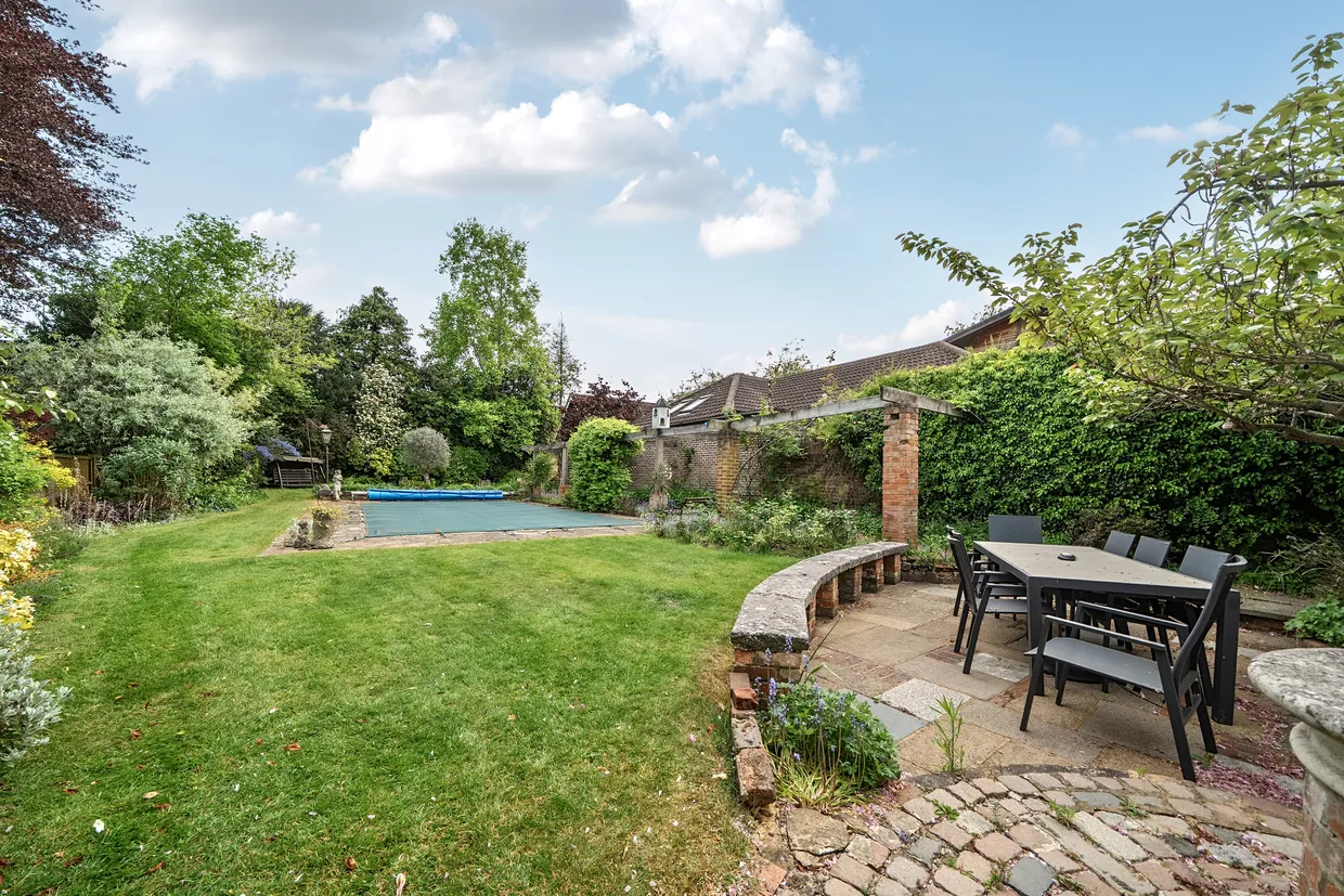 Milbourne Lane, Esher, KT10 photo 18
