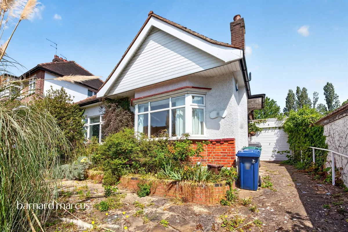 Valley Avenue, London