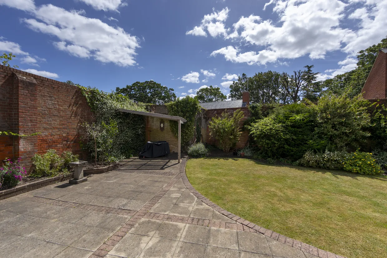 Coombe Hill Road, Kingston Upon Thames, KT2 photo 3