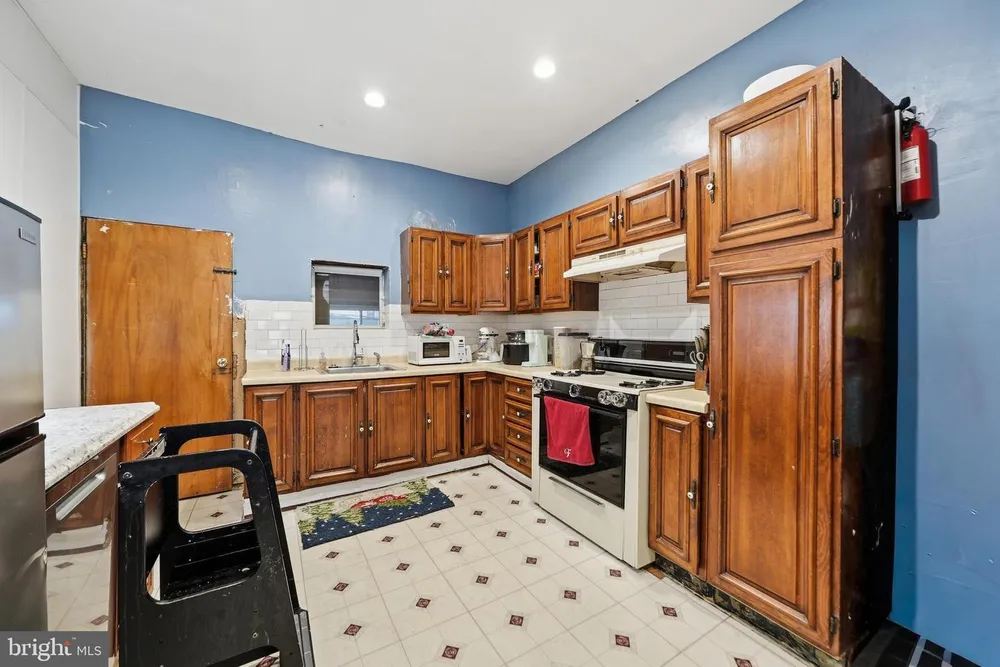 807 Cameron St, Philadelphia, PA 19130