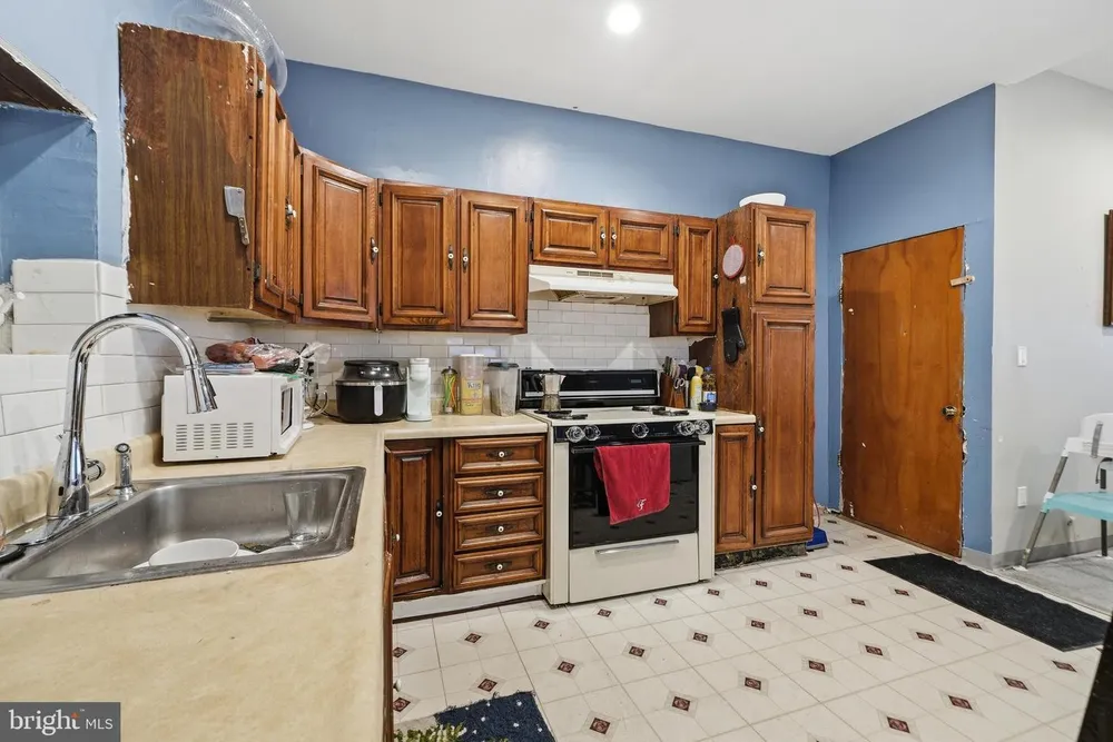 807 Cameron St, Philadelphia, PA 19130