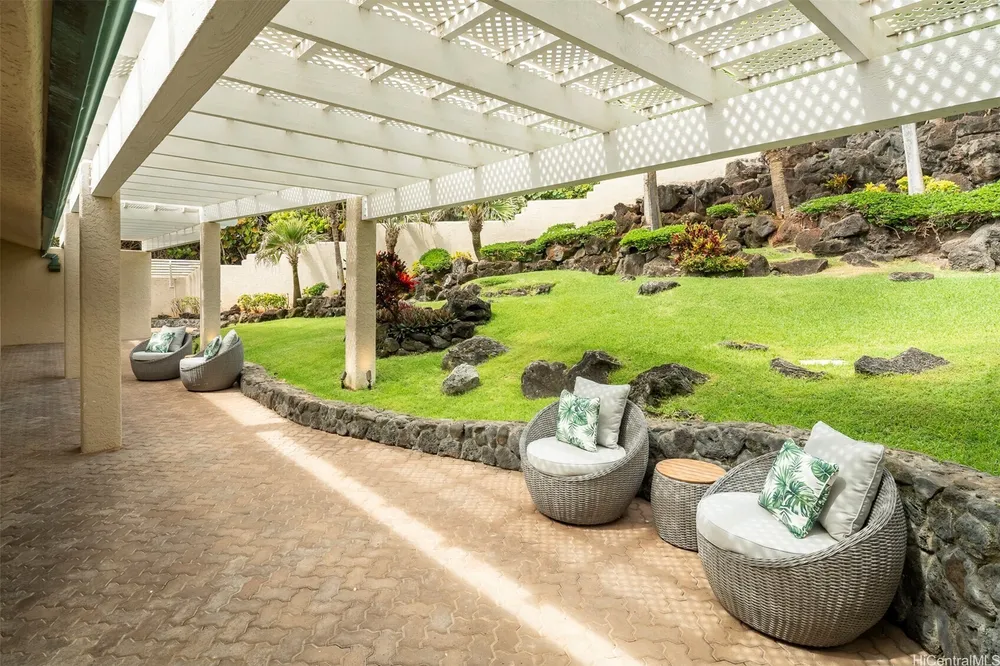 4157 Black Point Rd, Honolulu, HI 96816