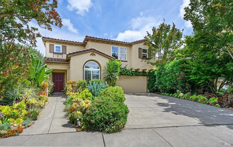 38 Maybeck St, Novato, CA 94949-6172