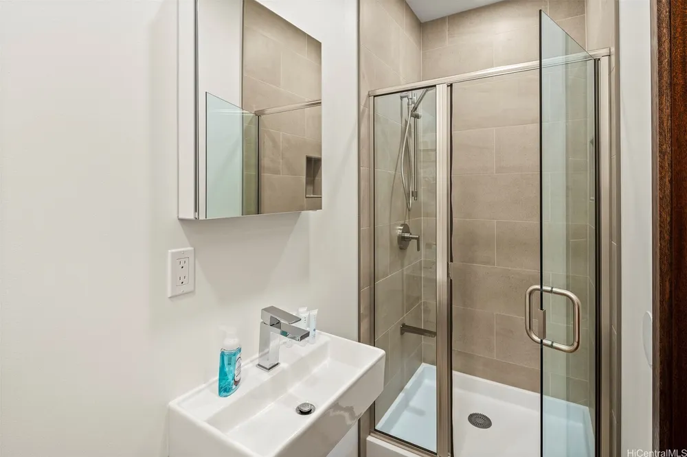 4157 Black Point Rd, Honolulu, HI 96816