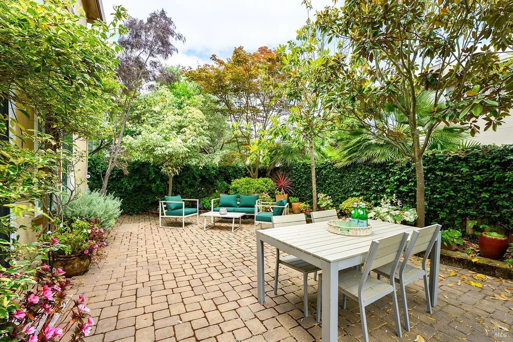 38 Maybeck St, Novato, CA 94949-6172