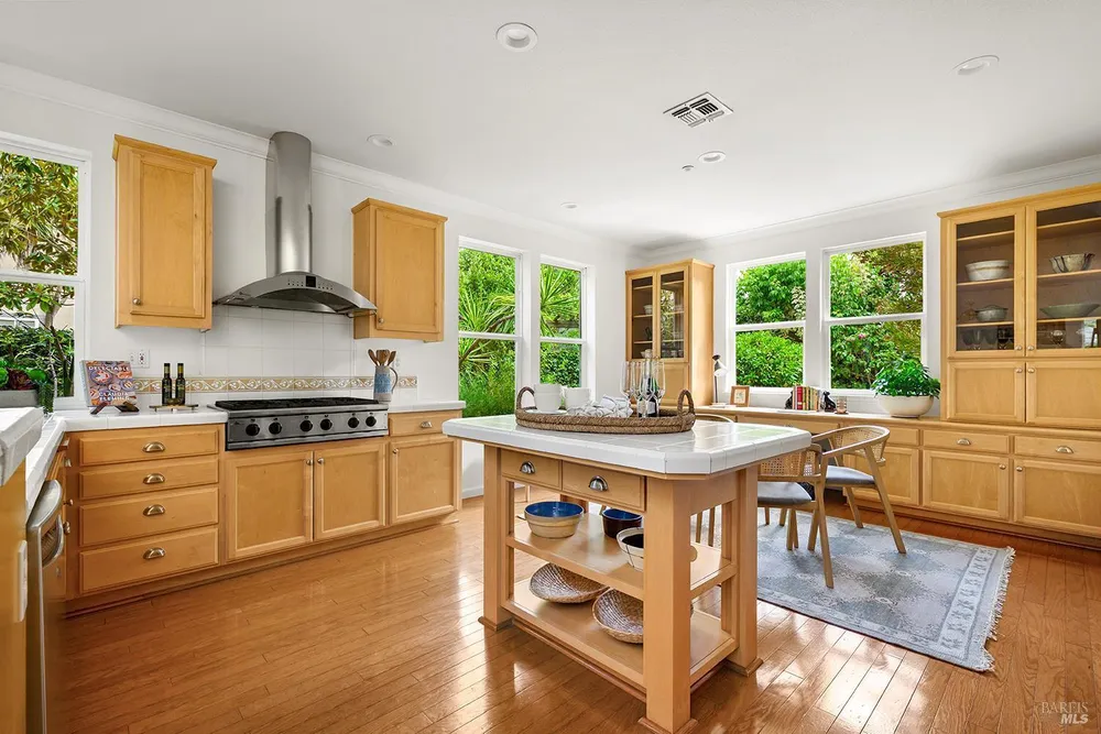 38 Maybeck St, Novato, CA 94949-6172