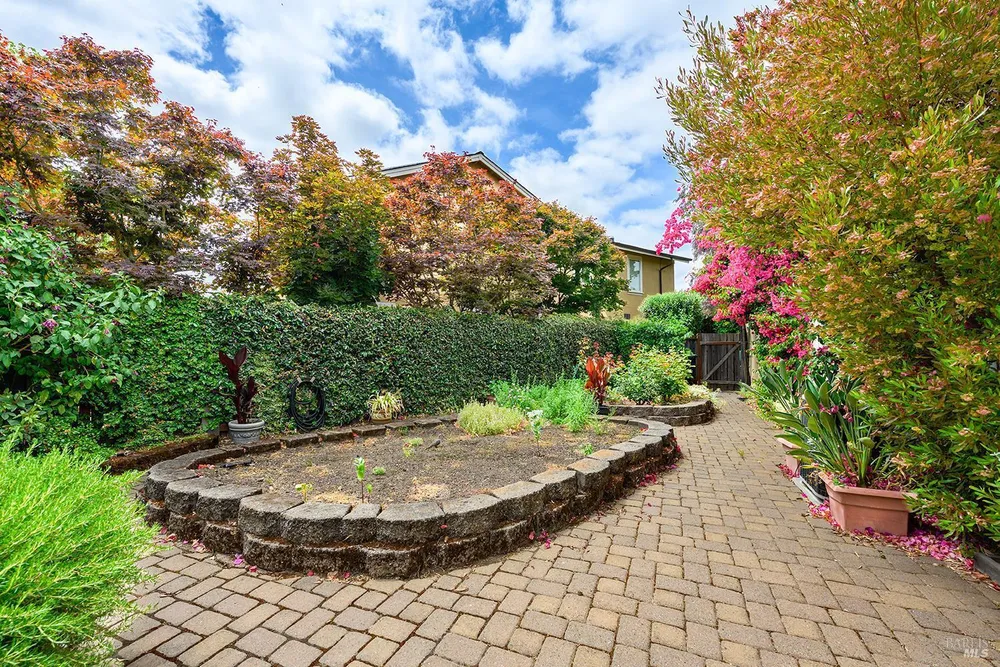 38 Maybeck St, Novato, CA 94949-6172