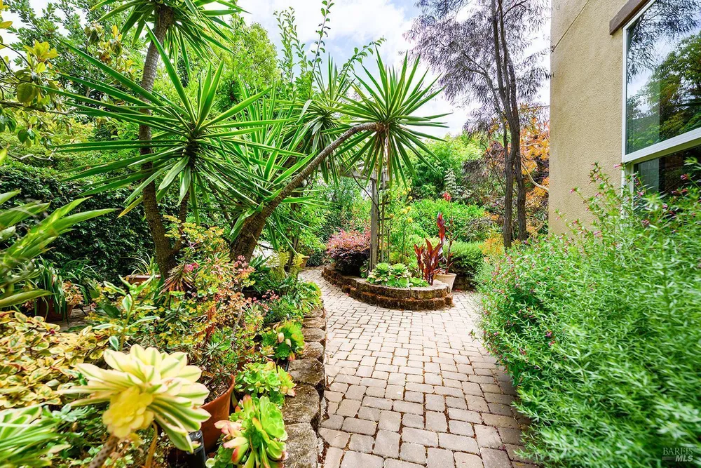 38 Maybeck St, Novato, CA 94949-6172