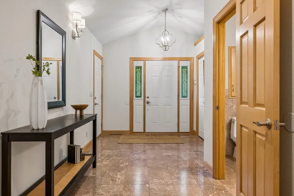 719 Spring Creek Circle, Mendota Heights, MN 55118