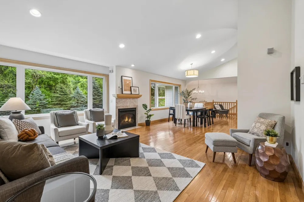 719 Spring Creek Circle, Mendota Heights, MN 55118