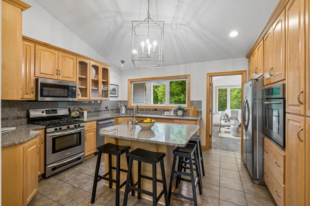 719 Spring Creek Circle, Mendota Heights, MN 55118