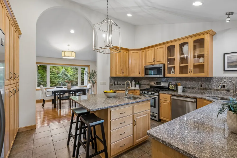 719 Spring Creek Circle, Mendota Heights, MN 55118