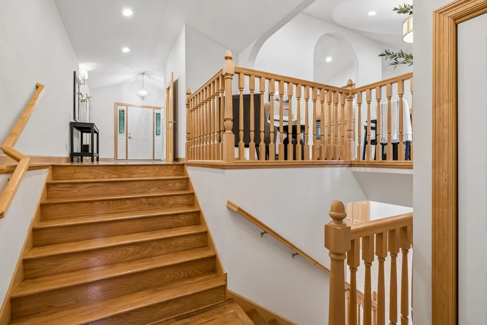 719 Spring Creek Circle, Mendota Heights, MN 55118