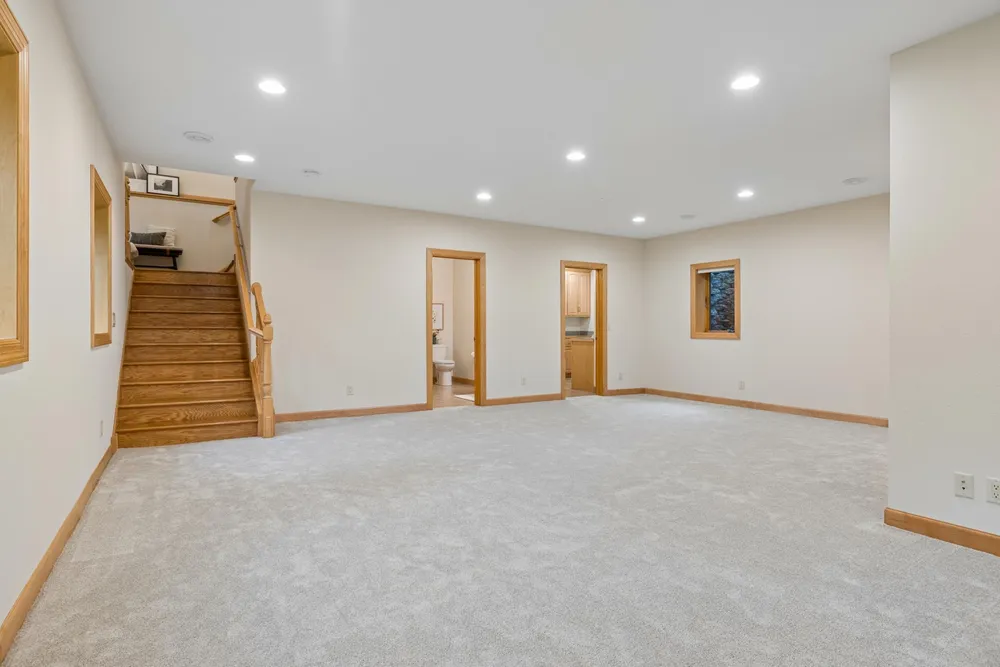 719 Spring Creek Circle, Mendota Heights, MN 55118