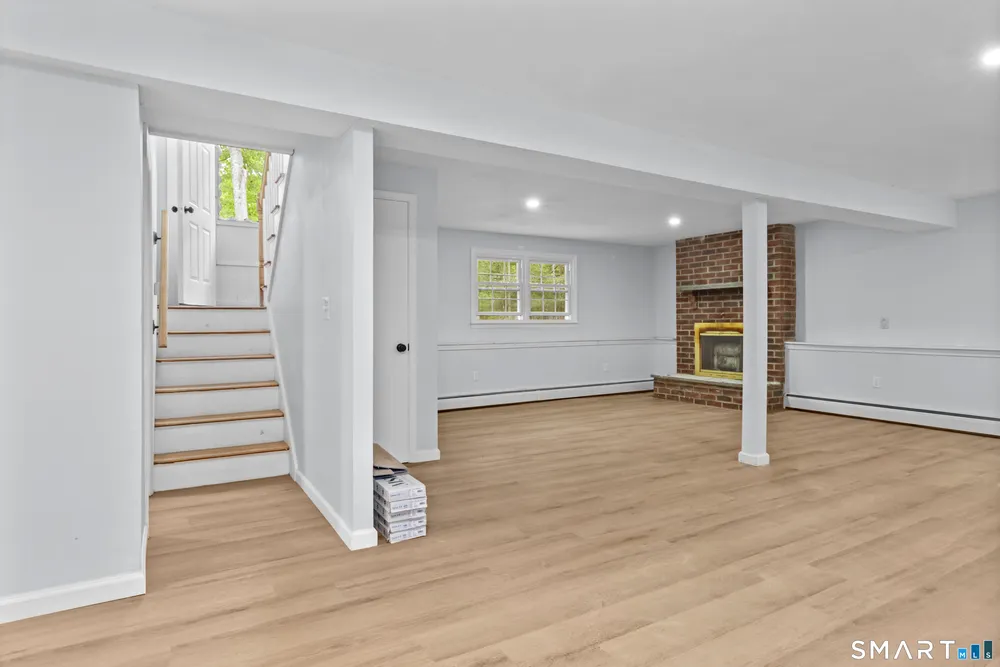 20 Quiet Woods Rd, East Hampton, CT 06424