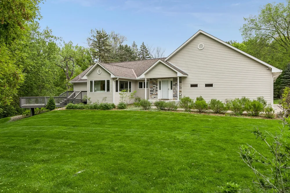 719 Spring Creek Circle, Mendota Heights, MN 55118