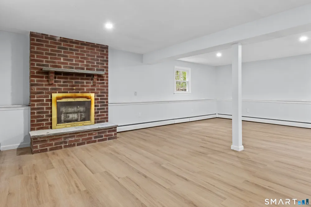 20 Quiet Woods Rd, East Hampton, CT 06424